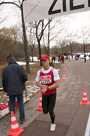 Sebastian Titze, der schnellste Läufer 2009 kam in Rekordzeit von 32 Min 48 Sek. ins Ziel im Hauptlauf über 10.000 m (Foto: Martin Schmitz